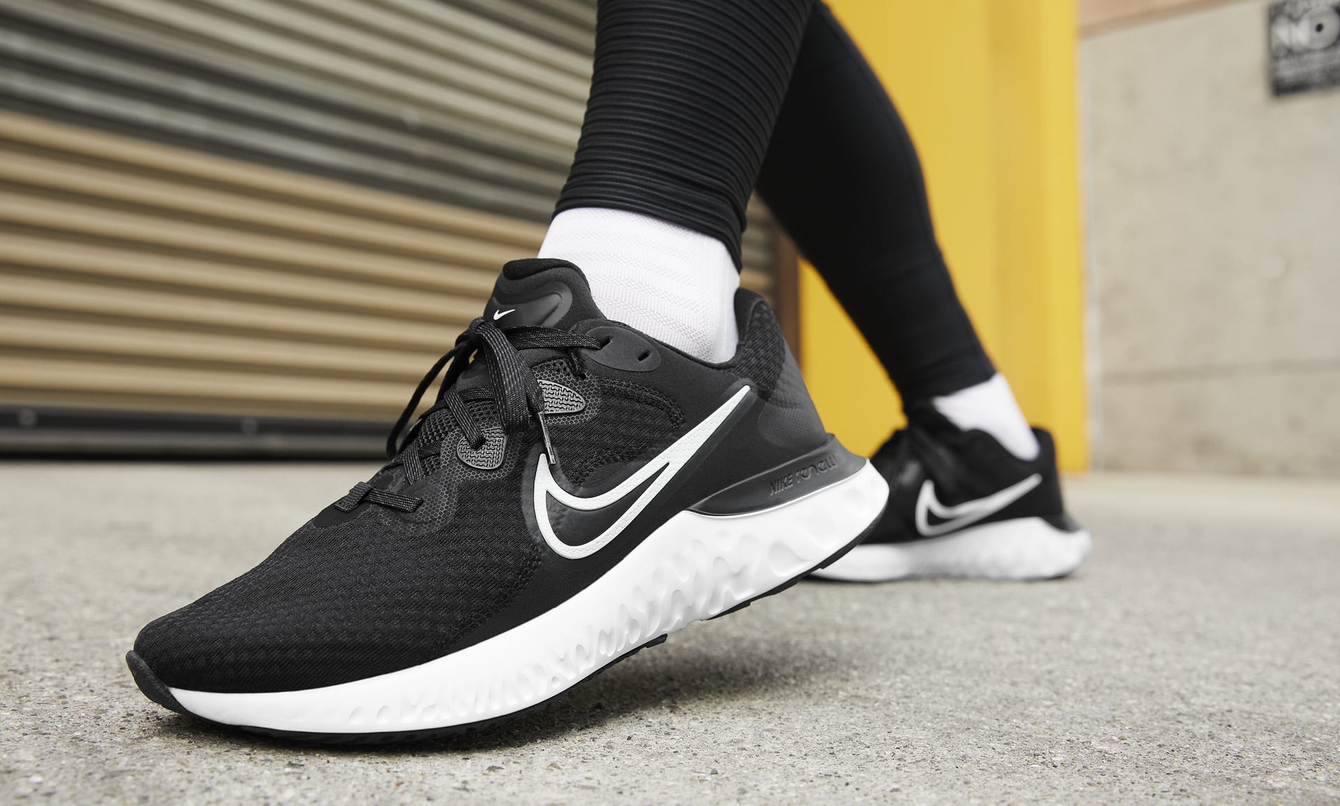 giay chay bo nike renew run cua nike co gi ma hot den vay.1