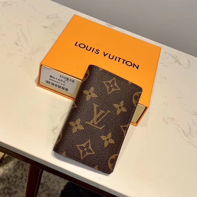 diem danh nhung chiec vi cam tay dinh dam cua louis vuitton.3