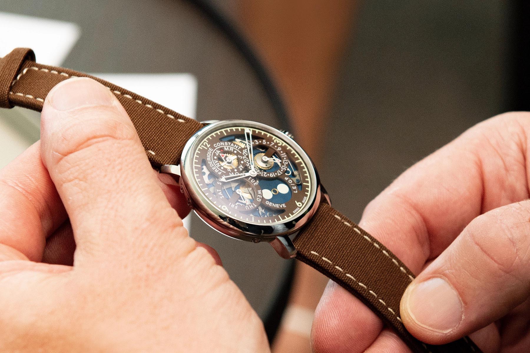 tim hieu ve bieu tuong cua frederique constant dong ho the naked watchmaker.7