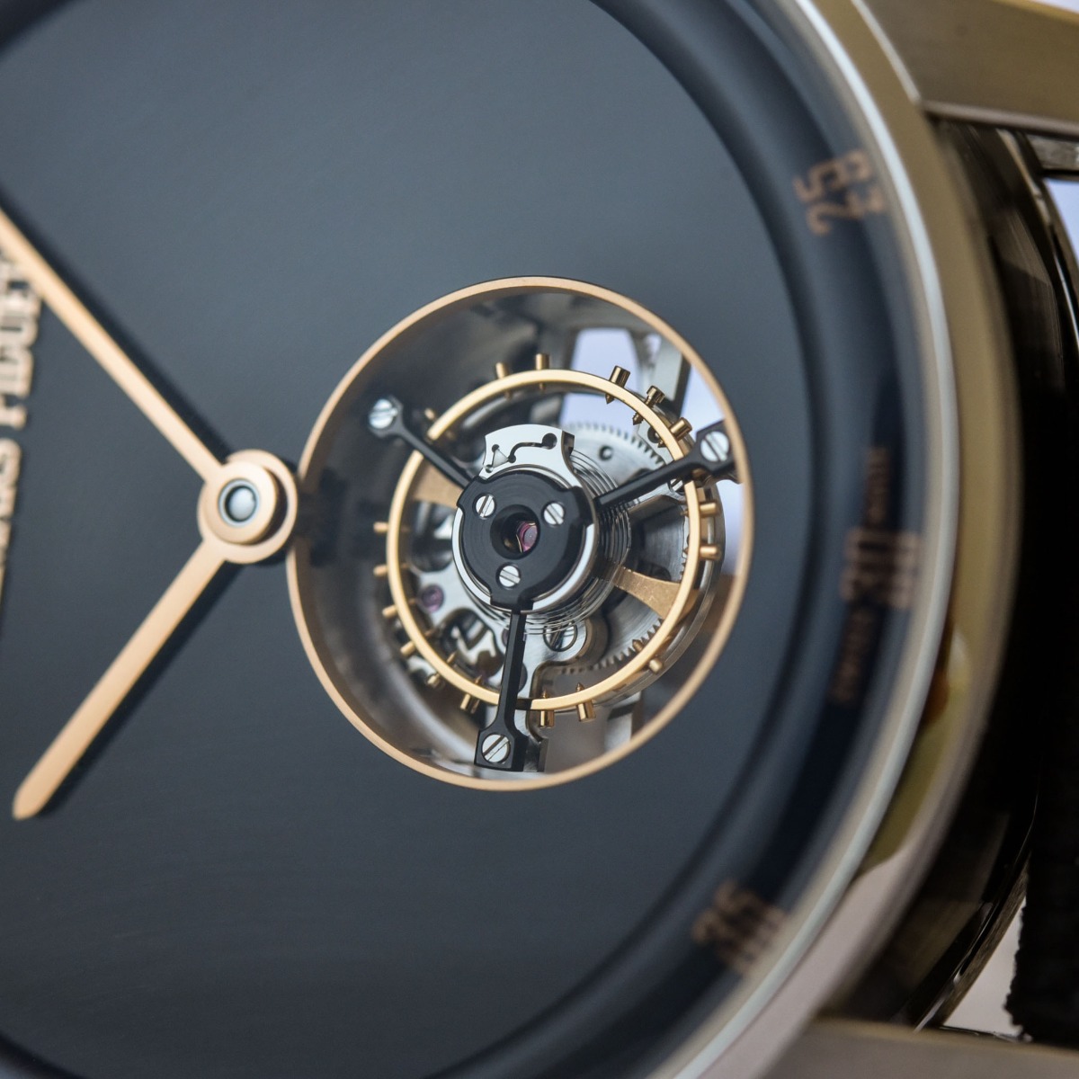 phong cach toi gian day suc hut cua dong ho code 11 59 tourbillon onyx nha audemars piguet.6