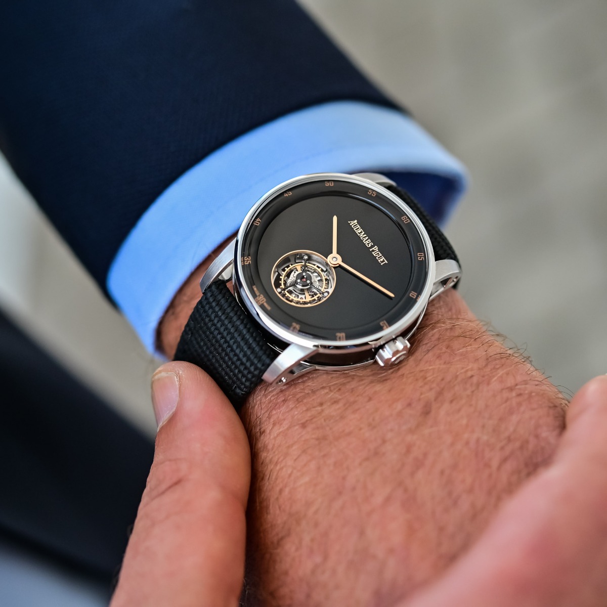 phong cach toi gian day suc hut cua dong ho code 11 59 tourbillon onyx nha audemars piguet.5