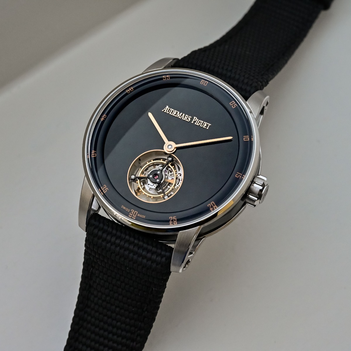 phong cach toi gian day suc hut cua dong ho code 11 59 tourbillon onyx nha audemars piguet.4