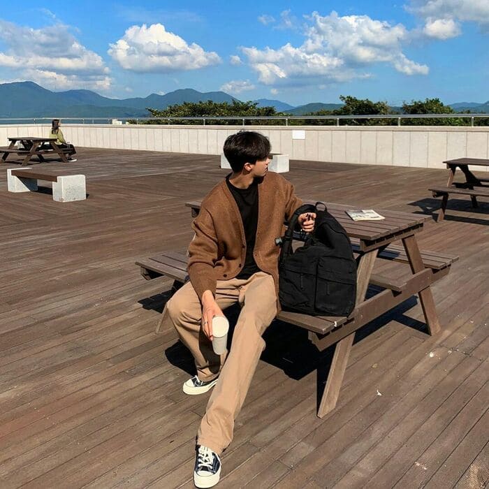 ban nam co mac duoc ao cadigan khong phoi do nhu the nao.12