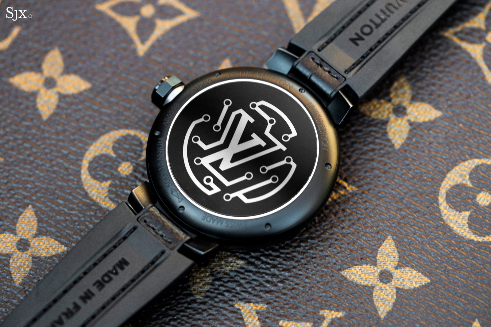 louis vuitton tambour spin time air quantum chiec dong ho mat so 3d day an tuong.4