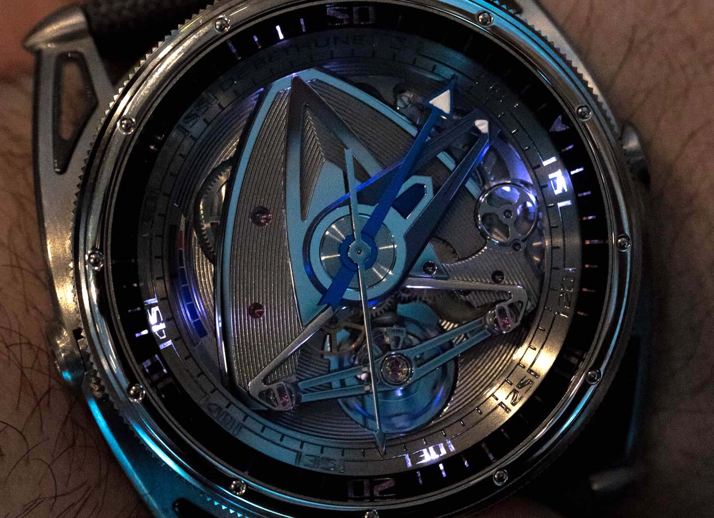 louis vuitton tambour spin time air quantum chiec dong ho mat so 3d day an tuong.3