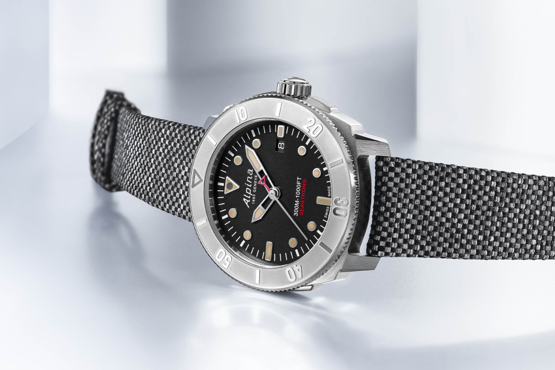 mau dong ho alpina duoc lam tu thep tai che dac biet thu hut.3