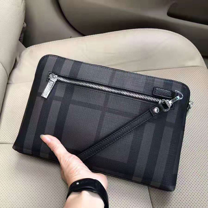 clutch da cam tay nam burberry duoc ua chuong hien nay.5