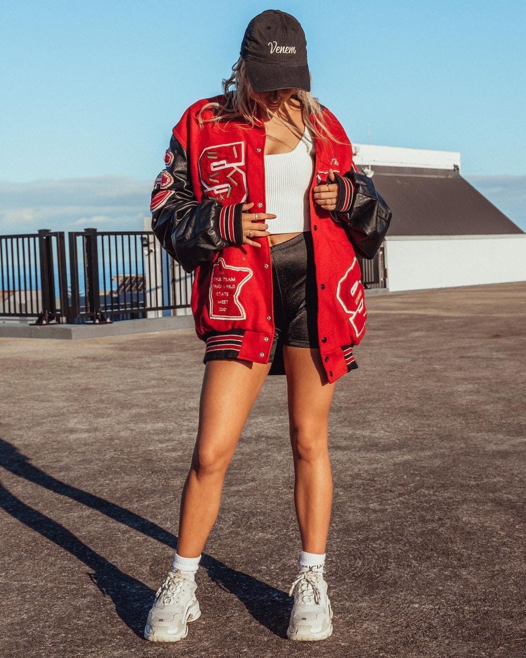 ao bomber nu phoi do nhu the nao trong that phong cach.4