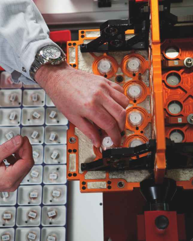 diem danh nhung lan thu nghiem tinh nang vuot troi tren dong ho cao cap.4