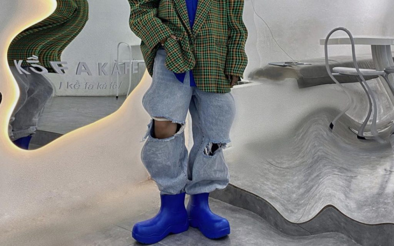 tim hieu ve boot cao su va cach phoi do nang tam phong cach thoi trang.10