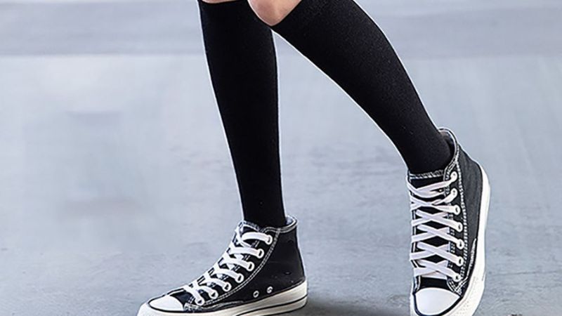 giay sneaker phoi voi tat nhu the nao de khong bi lac que.8