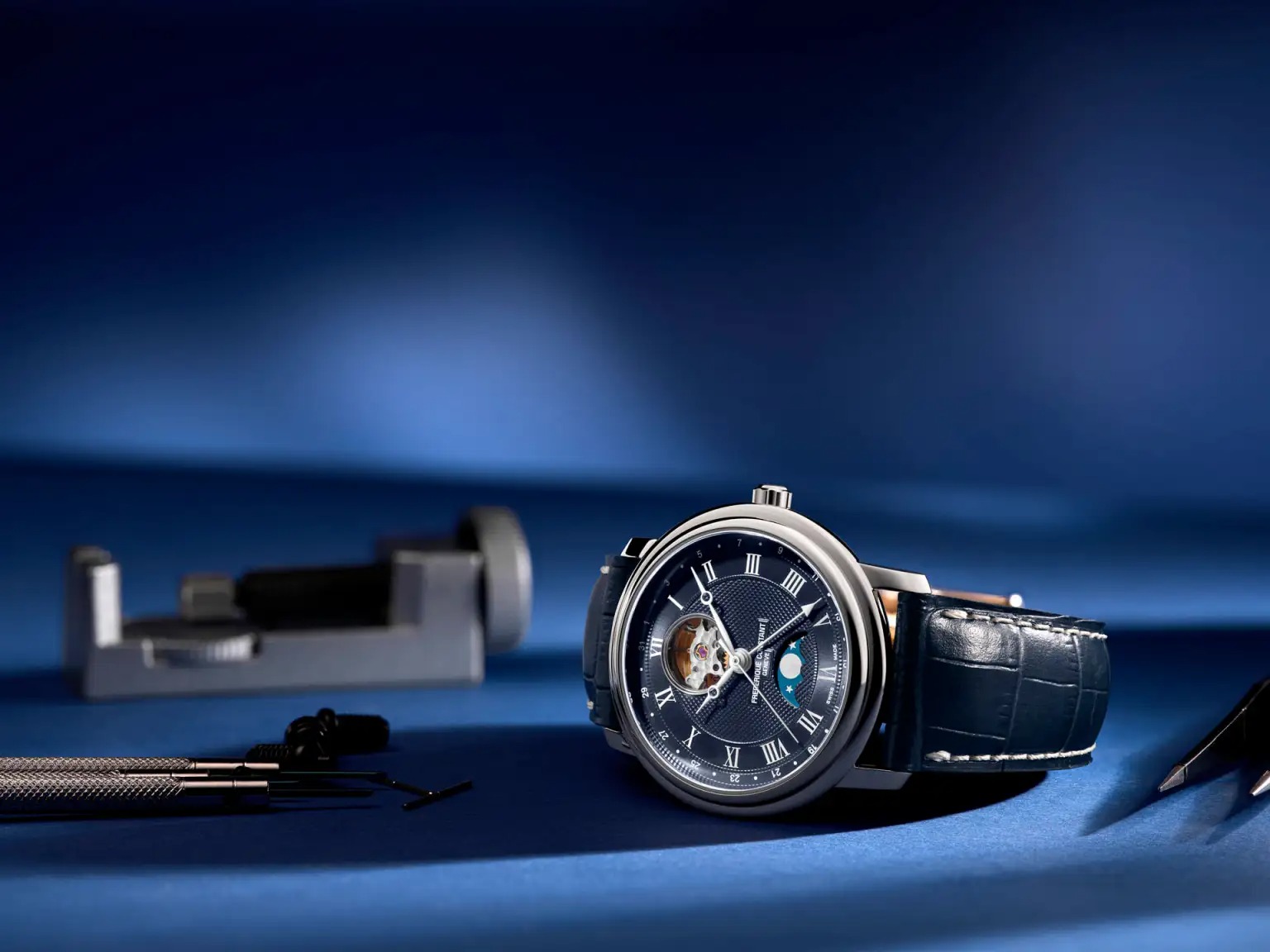 dong ho mat trang classics heart beat moonphase date cua frederique constant.5