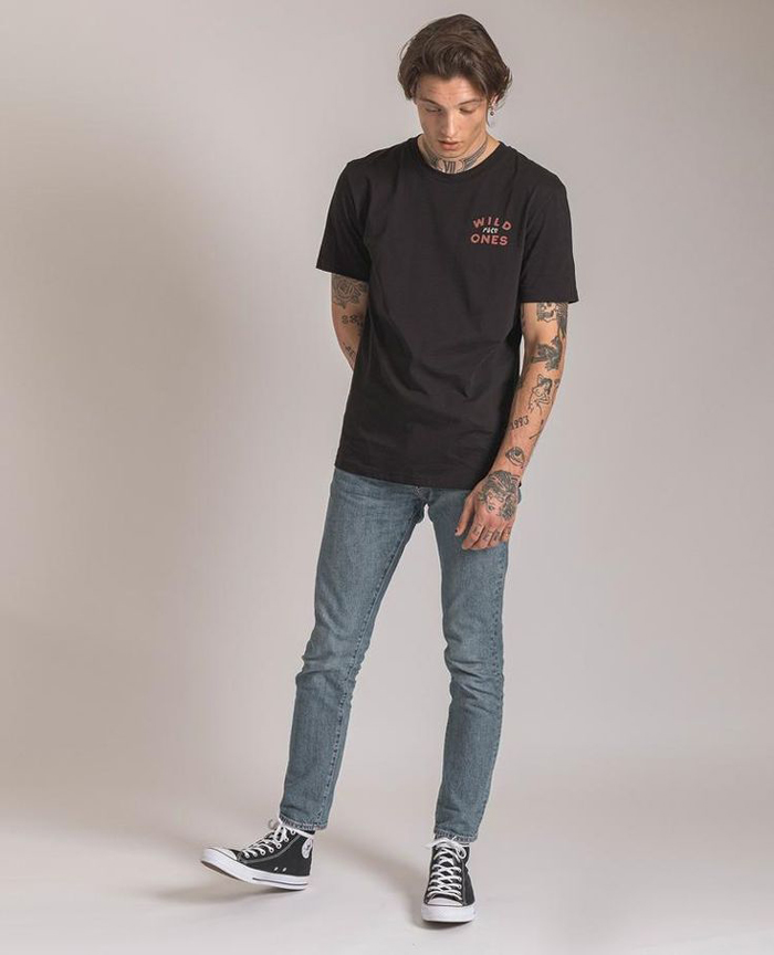 goi y ban nam cach phoi do cuc nang dong voi giay converse nam mau den.2