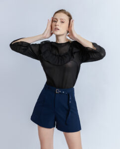 su dong dieu hoan hao cua ao so mi va quan short.6