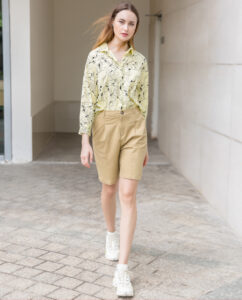 su dong dieu hoan hao cua ao so mi va quan short.5