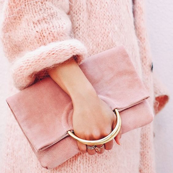 mach nang nhung cach cam tui xach sao cho sang chanh thanh lich nhat.2