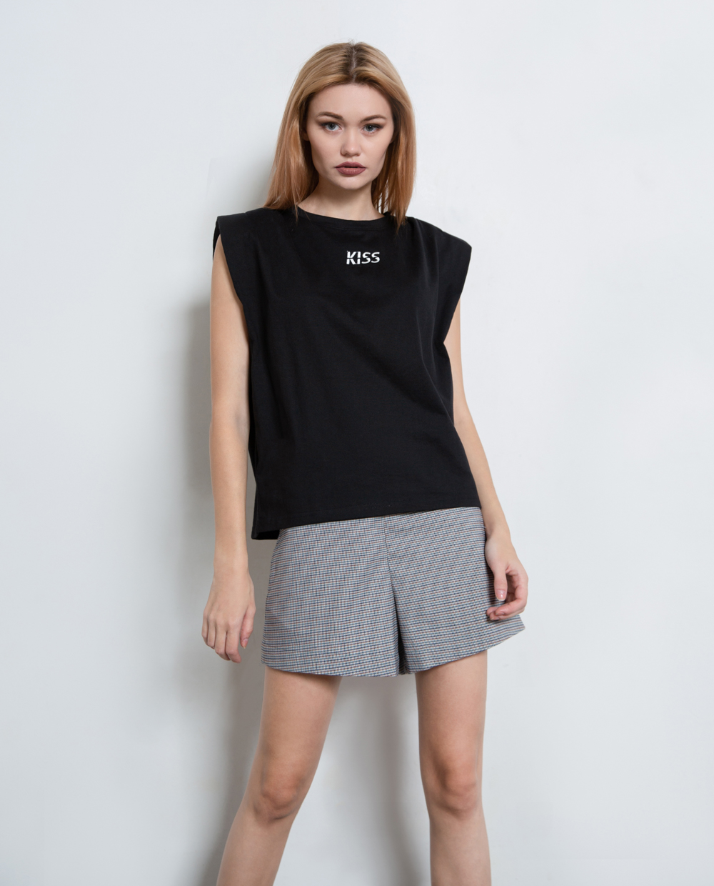 muon kieu phong cach hoan hao voi ao thun don vai.8