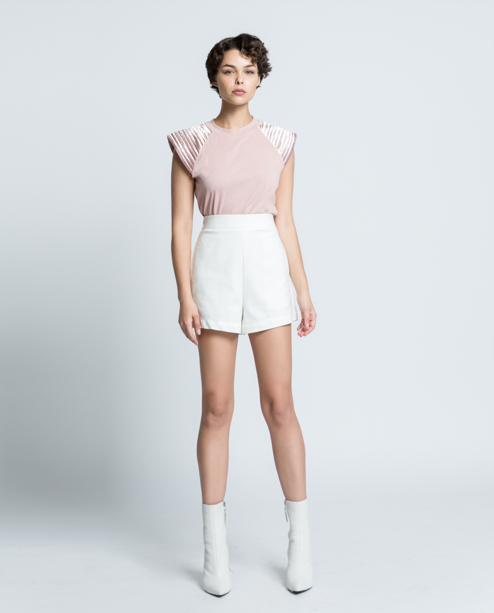 muon kieu phong cach hoan hao voi ao thun don vai.3