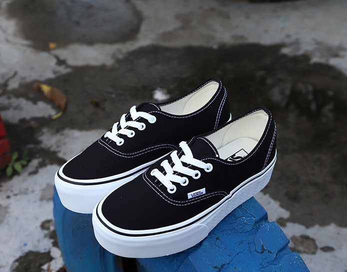 doi giay khong the thieu trong tu do cua moi tin do me giay vans authentic den.5