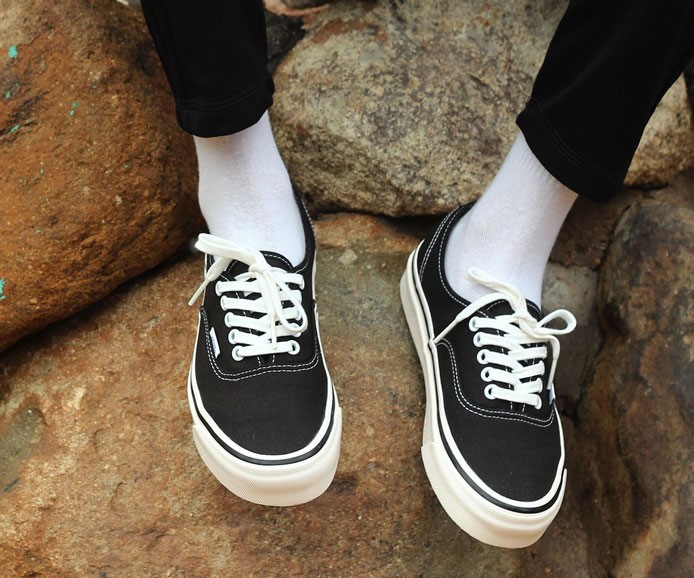 doi giay khong the thieu trong tu do cua moi tin do me giay vans authentic den.3