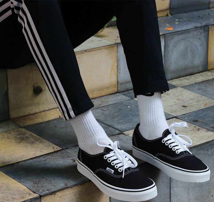 doi giay khong the thieu trong tu do cua moi tin do me giay vans authentic den.2