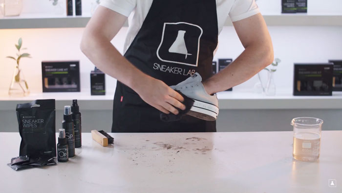 nam long cach ve sinh giay converse 1970s.5