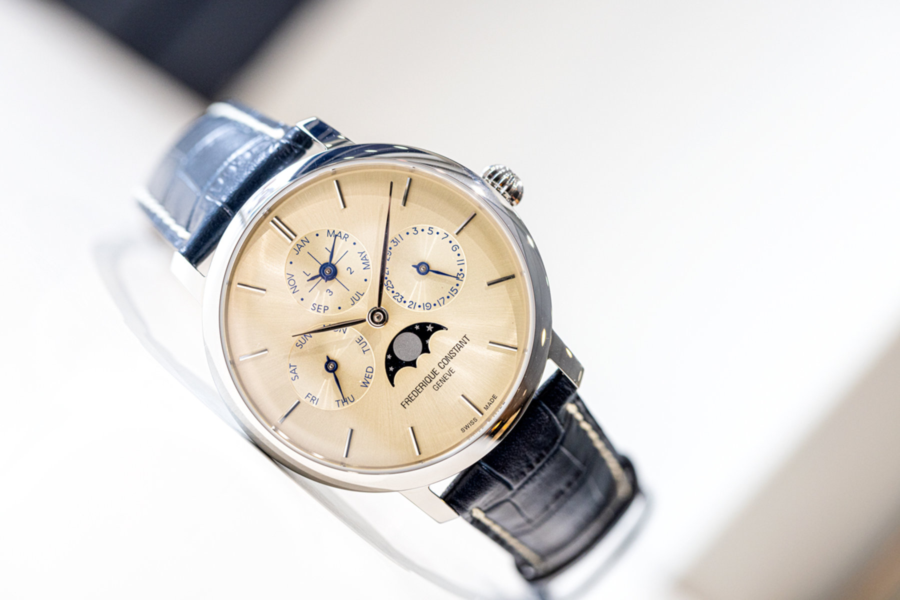 kham pha chiec dong ho cao cap tuyet hao frederique constant slimline perpetual calendar manufacture de burgemeester edition.6