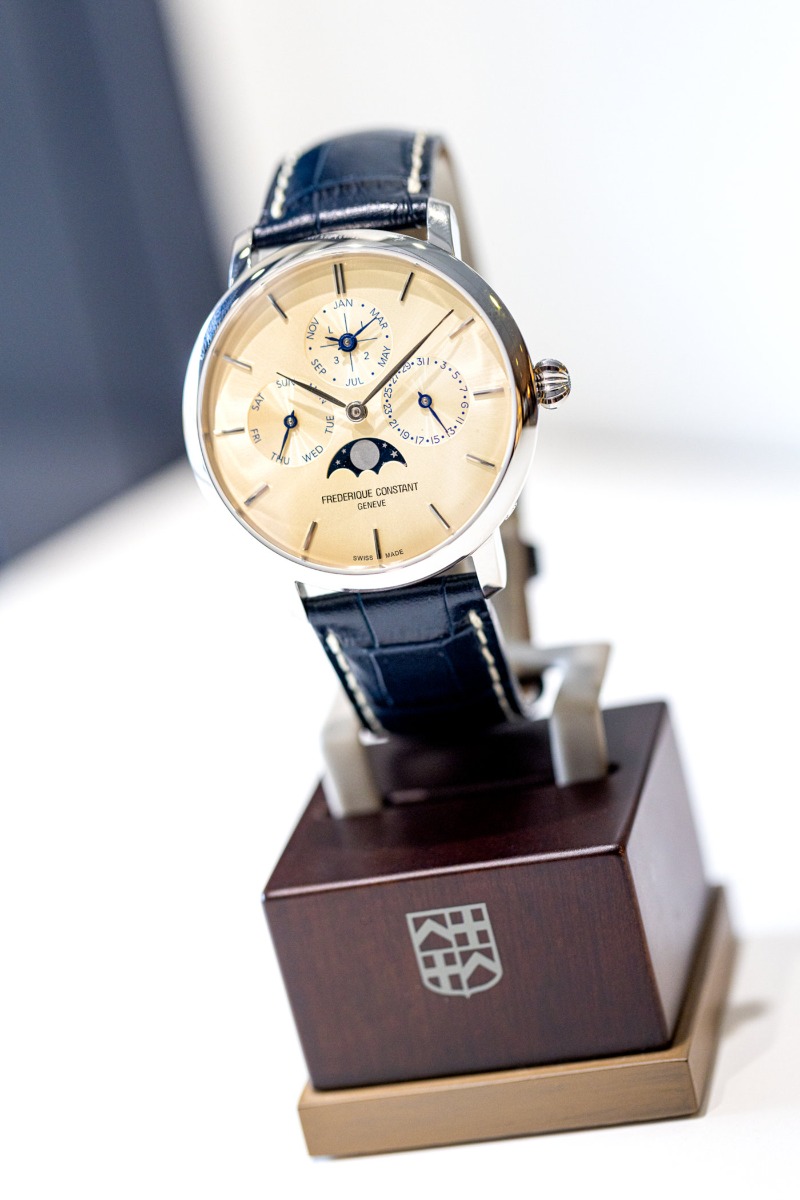 kham pha chiec dong ho cao cap tuyet hao frederique constant slimline perpetual calendar manufacture de burgemeester edition.4
