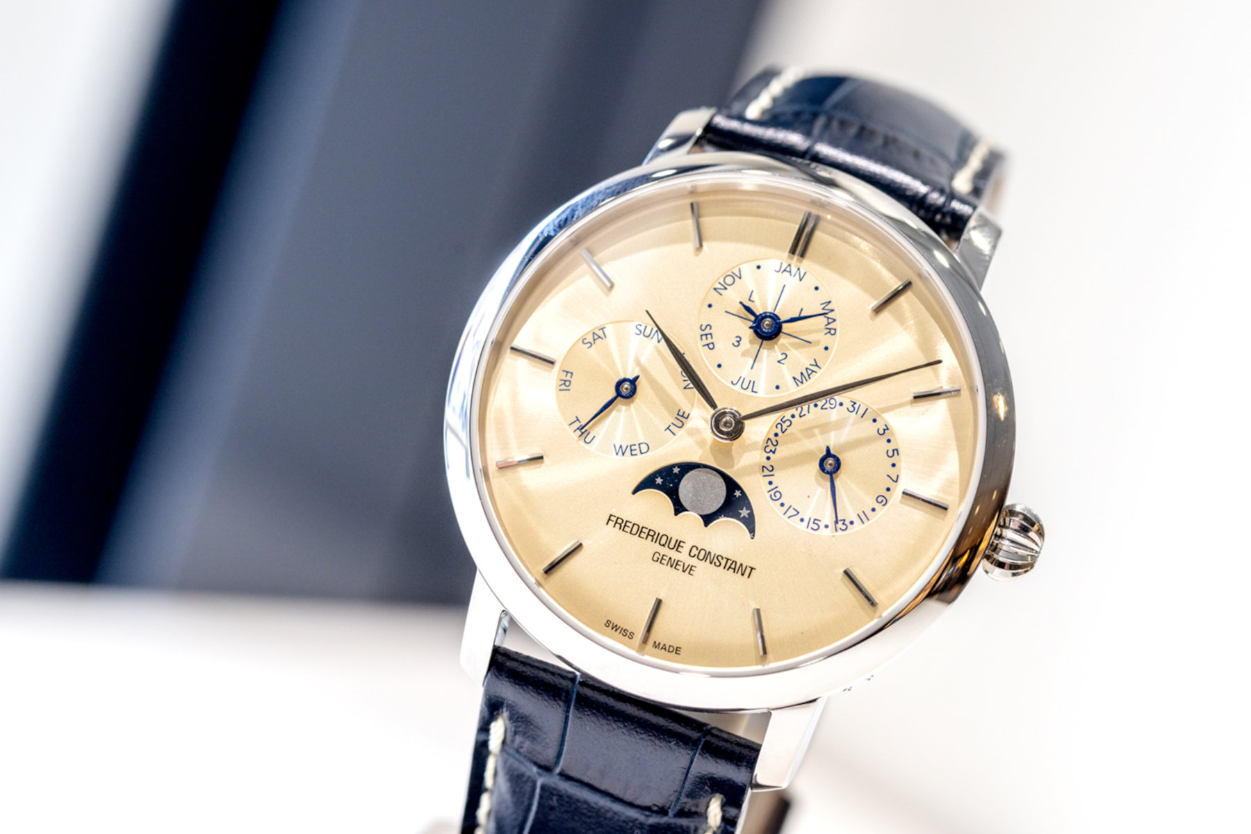kham pha chiec dong ho cao cap tuyet hao frederique constant slimline perpetual calendar manufacture de burgemeester edition.2