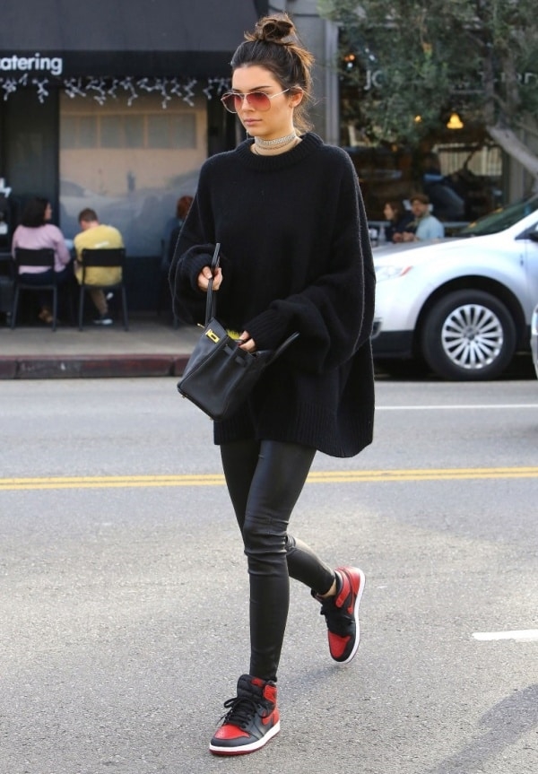 hoc ngay cach phoi do cuc dinh voi ao sweater nu.4