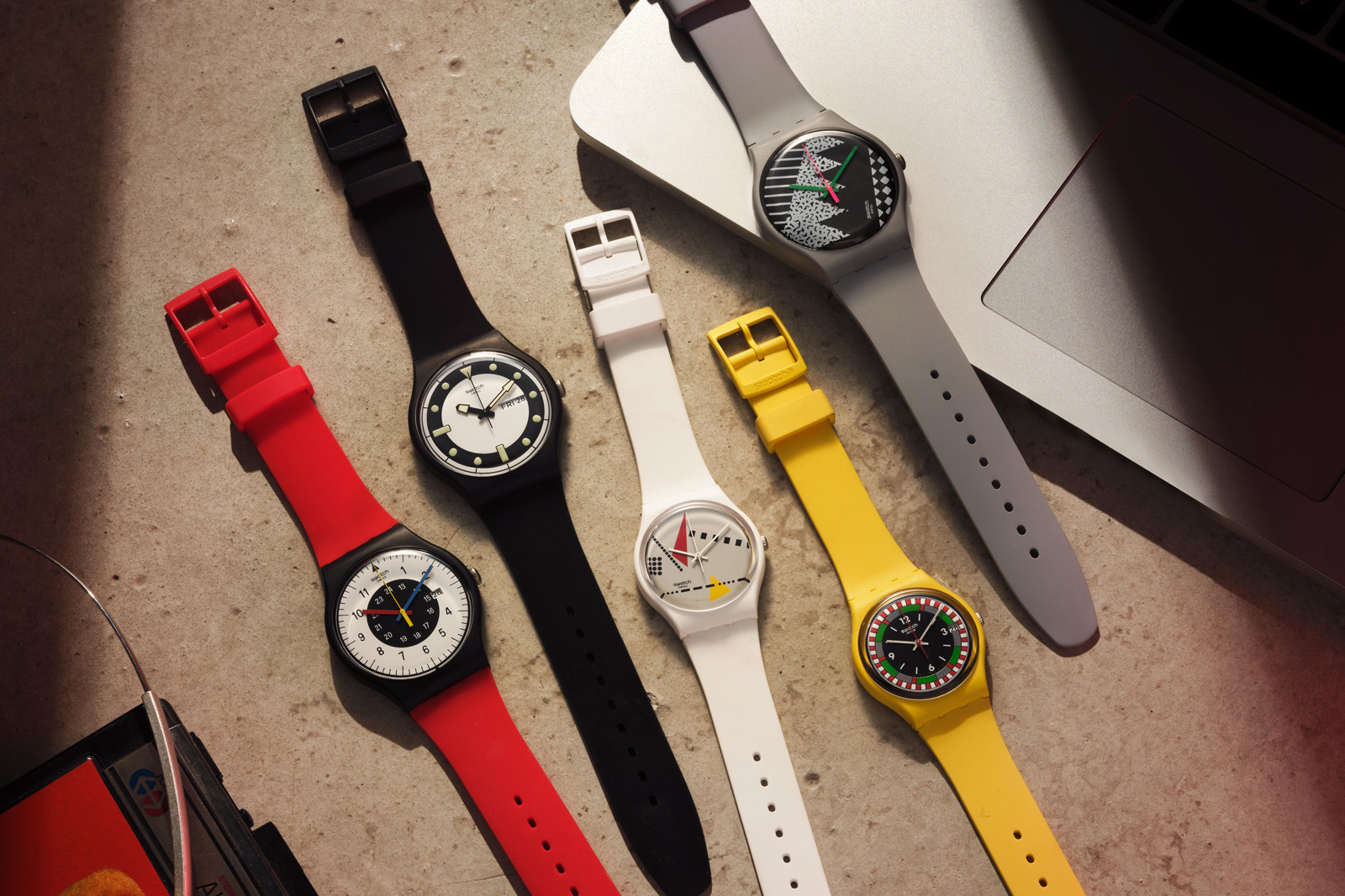 bst 1984 reloaded collection cua thuong hieu dong ho swatch tao nen con sot.1