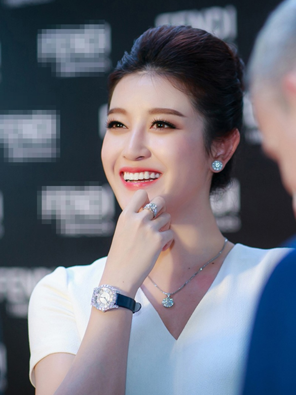 bst dong ho cao cap cua a hau huyen my.3