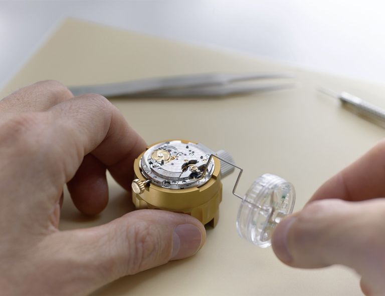 tim hieu ve bo may in house cua dong ho cao cap.5