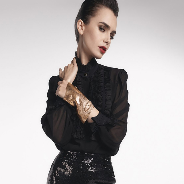 baignoire allongee gang tay vang day sang trong cua dong ho cartier.4