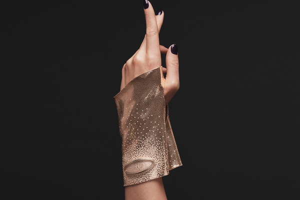 baignoire allongee gang tay vang day sang trong cua dong ho cartier.3