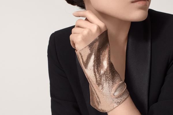 baignoire allongee gang tay vang day sang trong cua dong ho cartier.2