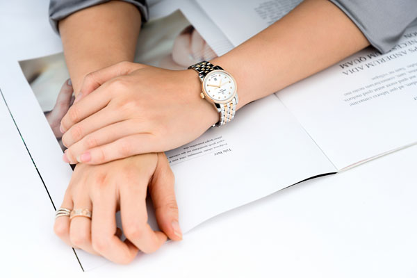 giai dap phu nu nen deo dong ho tay nao.3