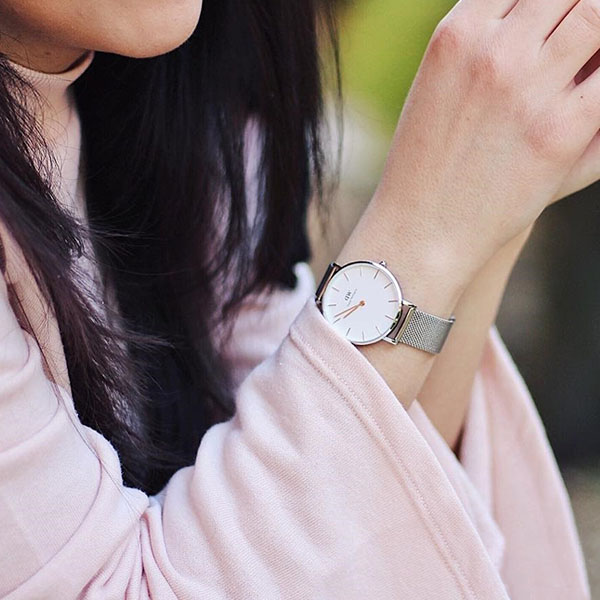 giai dap phu nu nen deo dong ho tay nao.2