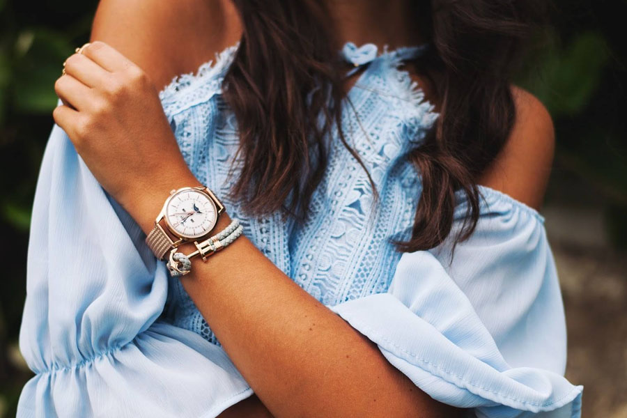 giai dap phu nu nen deo dong ho tay nao.1