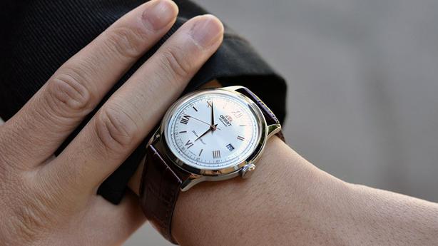 phan biet 2 cach len day cot cua dong ho len day cot bang tay va tu dong.4