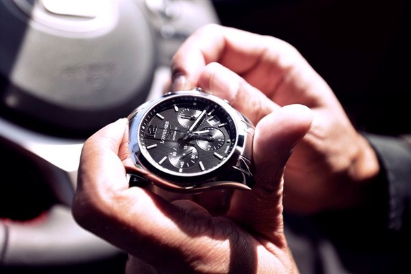 phan biet 2 cach len day cot cua dong ho len day cot bang tay va tu dong.2