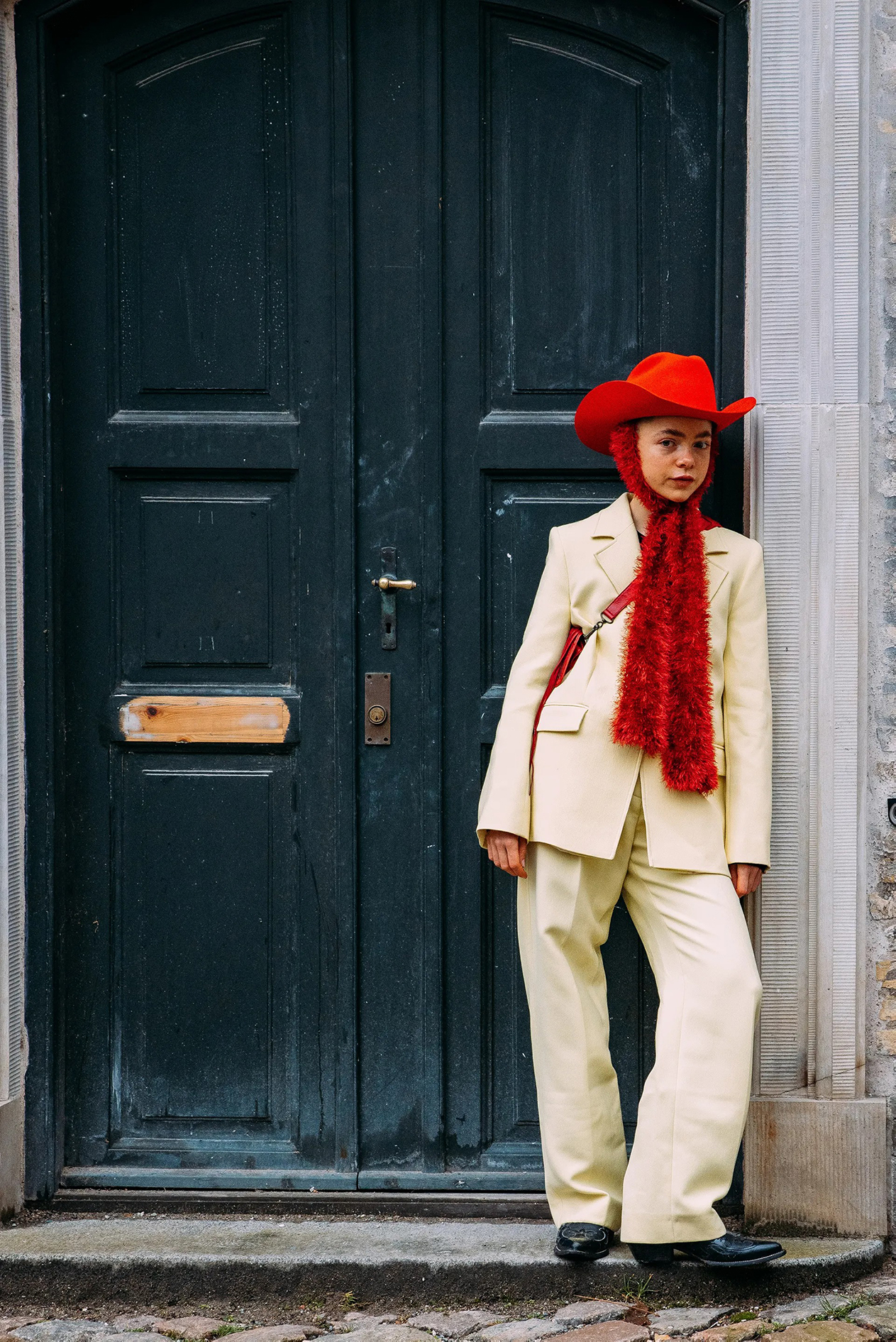 phoi do voi tone mau nong do va vang.0