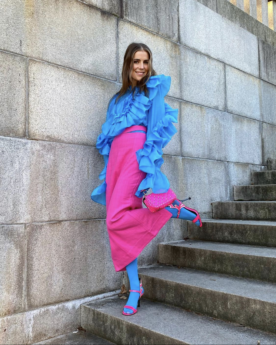 phoi do cuc trendy cung trang phuc mau xanh lam.2