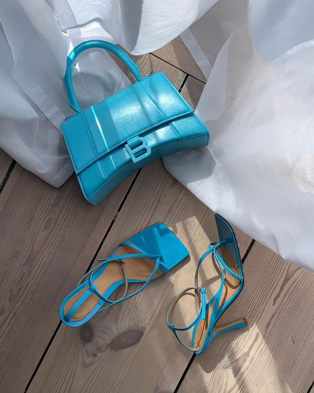 phoi do cuc trendy cung trang phuc mau xanh lam.4