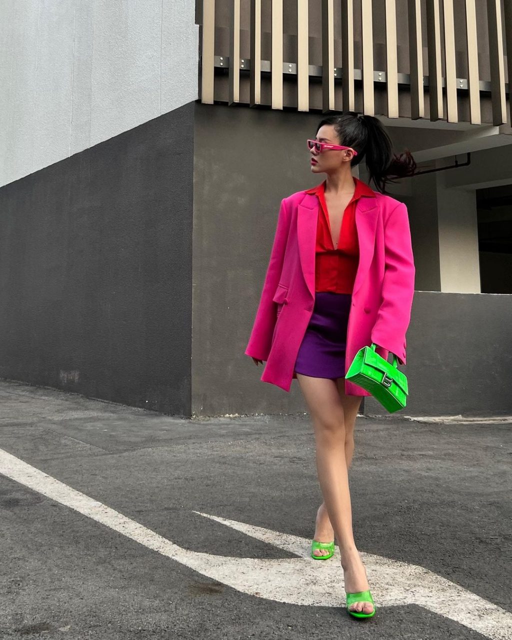 tai sao da 2 nam troi qua nhung trang phuc mau xanh van mai hot.3