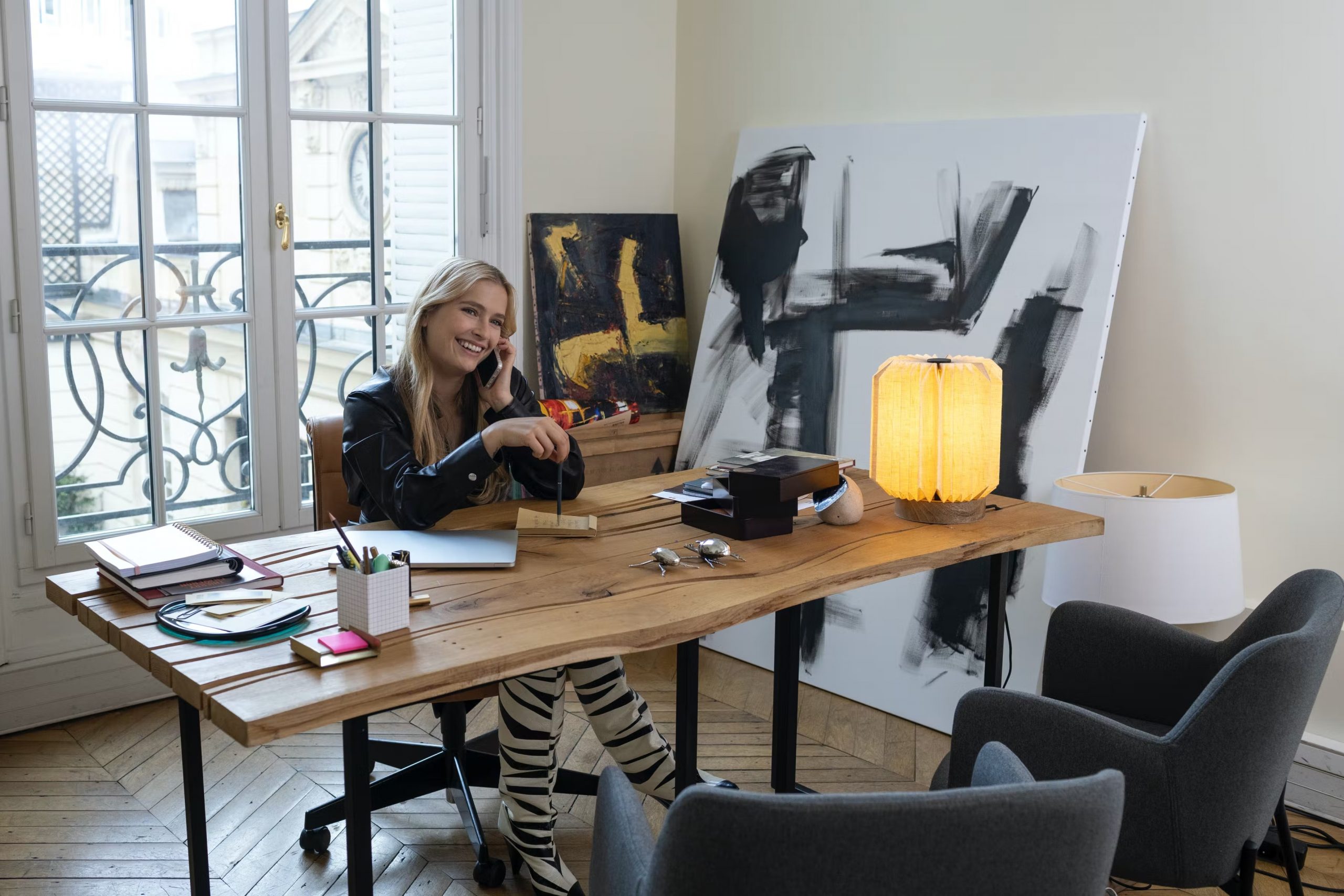 phoi do trang den hoan hao cua co nang phap trong emily in paris.6