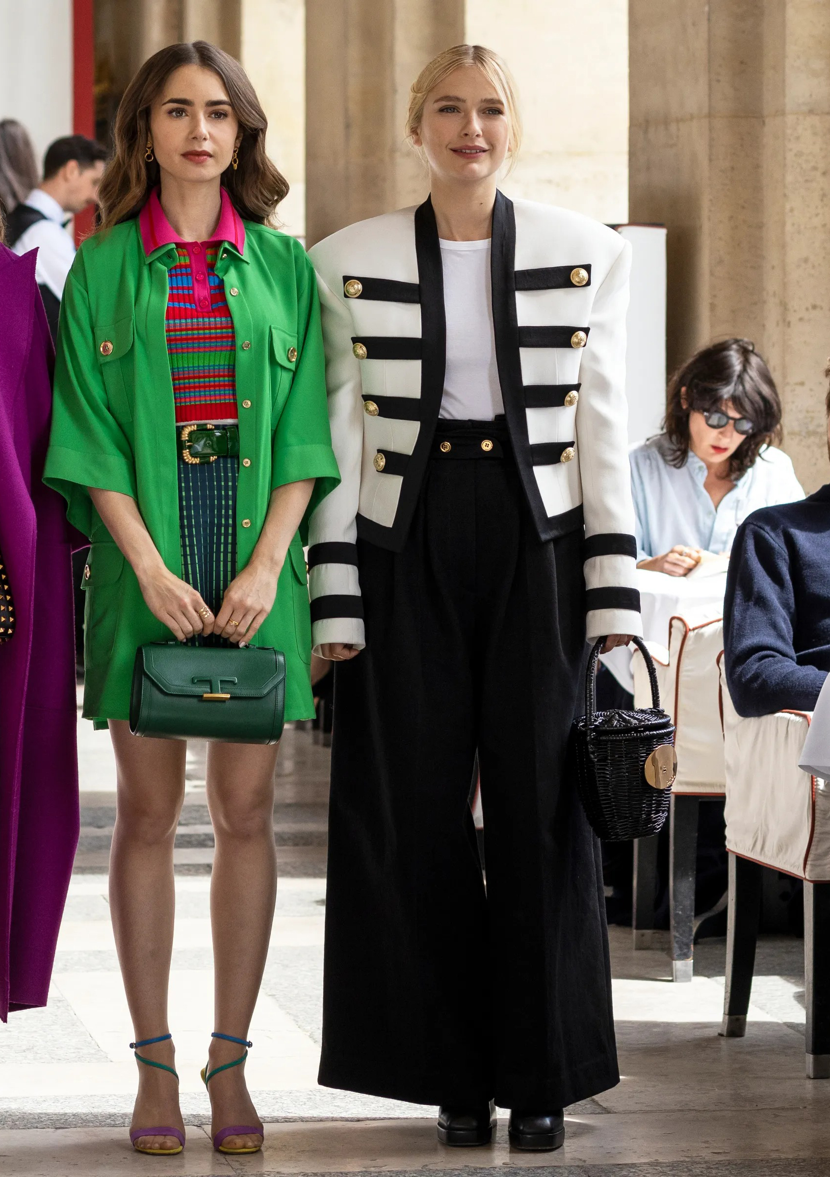 phoi do trang den hoan hao cua co nang phap trong emily in paris.2