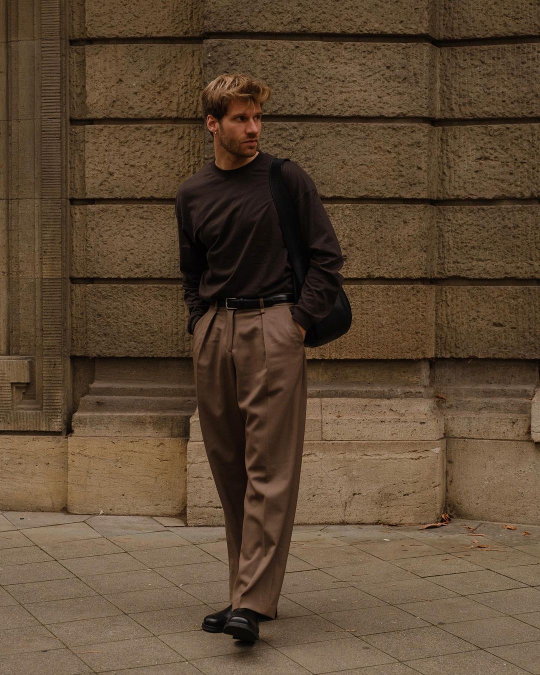 phoi do phong cach dark academia cho chang.3