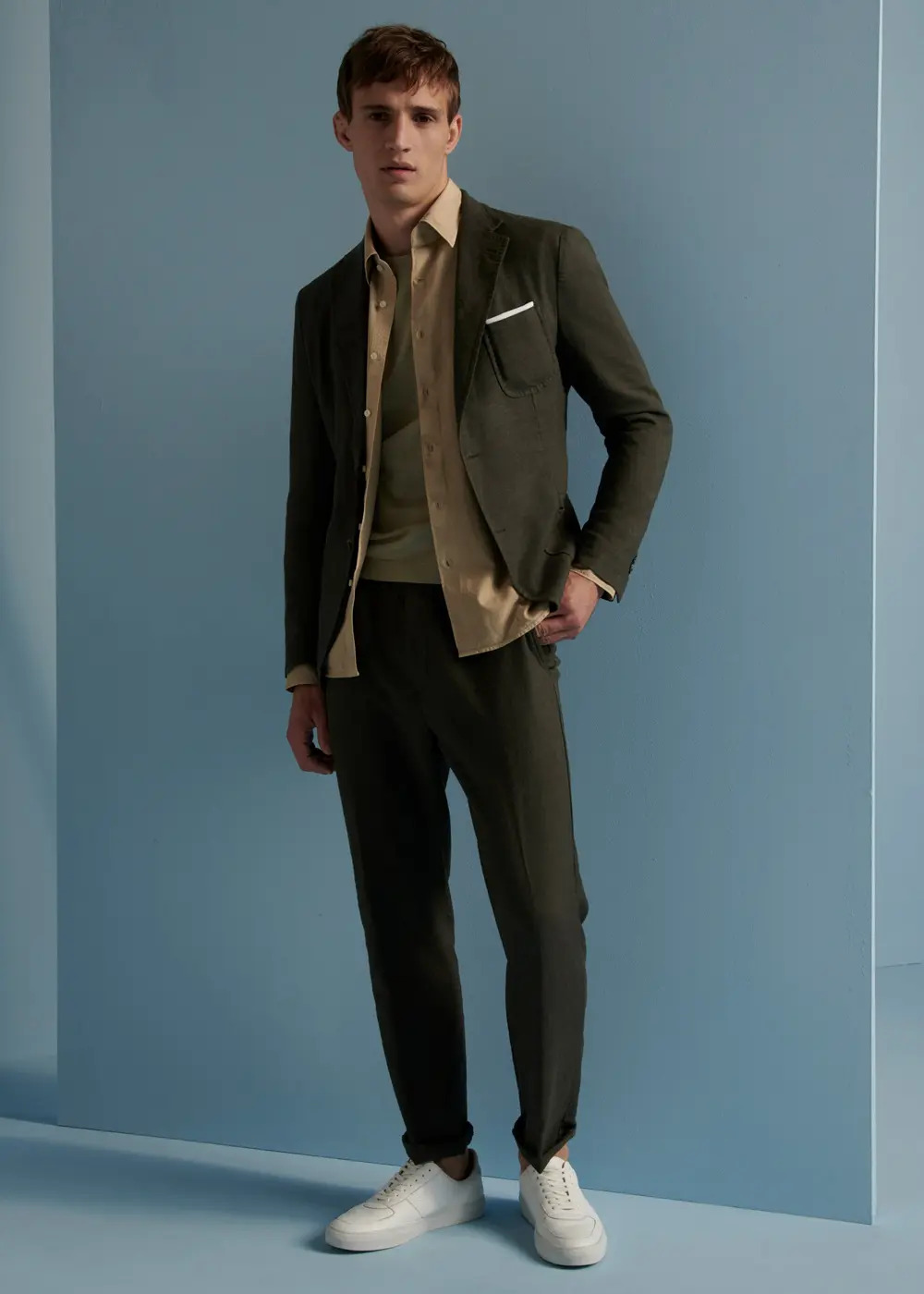 phoi giay sneaker voi suit tai sao khong.4