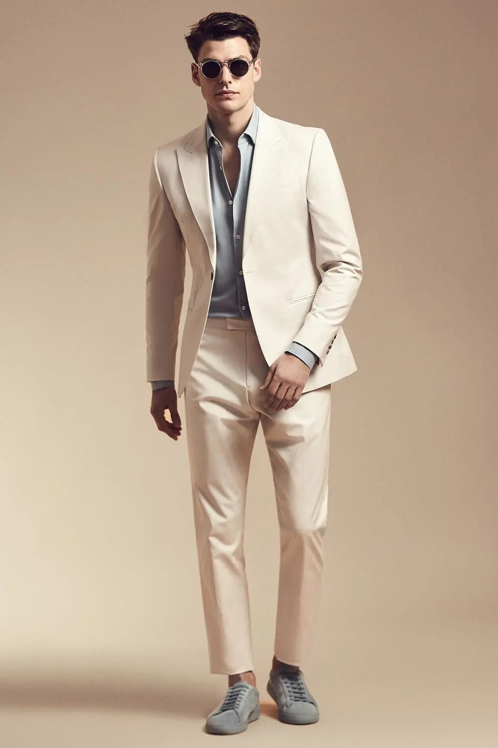 phoi giay sneaker voi suit tai sao khong.2